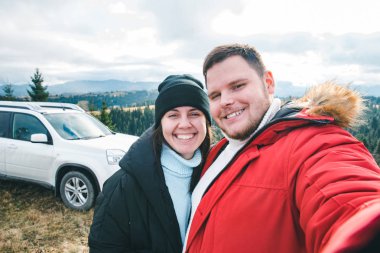 mutlu turist çift tepe, tepenin arka plan güzel dağları ile. araba seyahat Caddesi