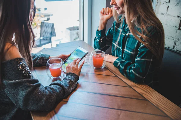 Két Barátnõ Beszél Kávézóban Miközben Ital Tea Ülés Koncepció — Stock Fotó