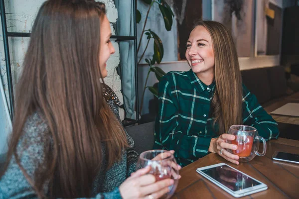 Zwei Freundinnen Unterhalten Sich Café Während Sie Einen Tee Trinken — Stockfoto