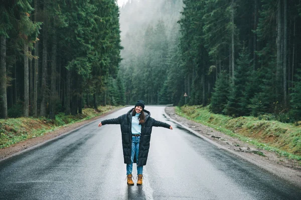 Молода Жінка Стоїть Посеред Дороги Зимовому Гірському Лісі Концепція Подорожей — стокове фото