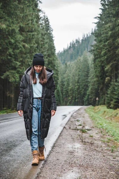 Жінка Посеред Дороги Гірському Лісі Дорожня Поїздка — стокове фото