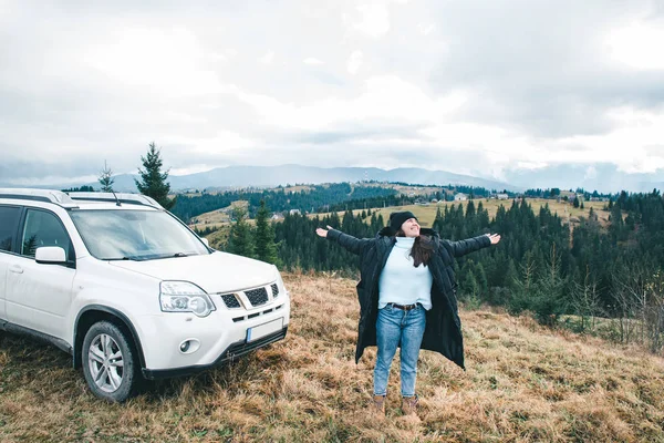 Γυναίκα Στέκεται Κοντά Suv Αυτοκίνητο Στην Κορυφή Λόφου Βλέπουν Όμορφη — Φωτογραφία Αρχείου