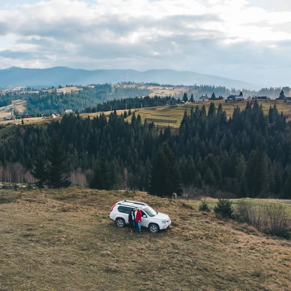 Vue Aérienne Couple Près Montagnes Voitures Blanches Suv Avec Forêt — Photo