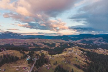 bulutlu gökyüzü ile havadan görünümü Karpat Dağları'nın. manzara