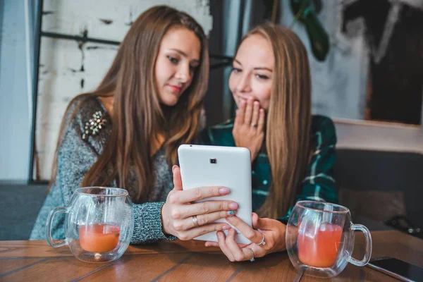 Dos Mujeres Hablando Cafetería Bebiendo Buscando Concepto Tableta — Foto de Stock