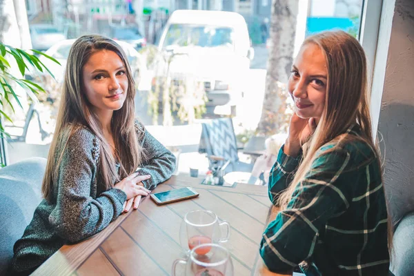 Reunião Café Trabalhar Portátil Tela Branca Espaço Cópia Duas Mulheres — Fotografia de Stock