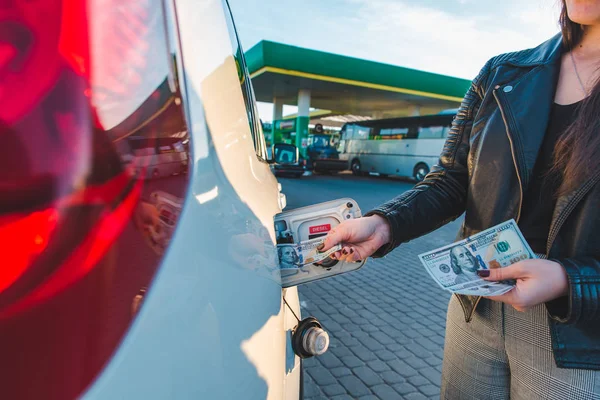 Woman Put Money Car Tank Gasoline Price Hike Economy Driving — Stock Photo, Image