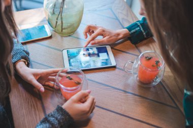 iki kız arkadaşım kafede içki ise bir çay konuşuyor. Toplantı kavramı