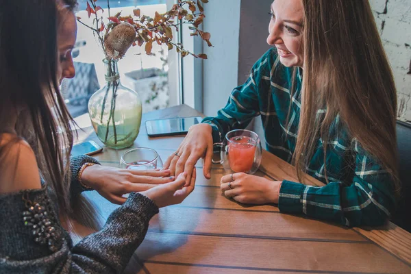 Kadın Nişan Yüzüğü Arkadaşına Kafede Sıcak Meyve Çay Yudumlarken Gösterir — Stok fotoğraf