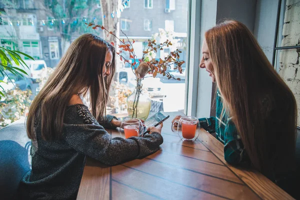 Две Подружки Разговаривают Кафе Пьют Чай Концепция Встречи — стоковое фото