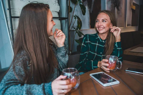 Iki Kız Arkadaşım Kafede Içki Ise Bir Çay Konuşuyor Toplantı — Stok fotoğraf