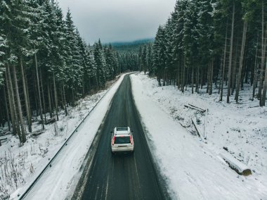 SUV karayolu kar yağdı, Özgürlük kavramı havadan görünümü. yola gidiyoruz. araba yolculuğu. güzel dağlar
