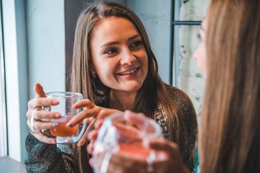iki kız arkadaşım kafede içki ise bir çay konuşuyor. Toplantı kavramı