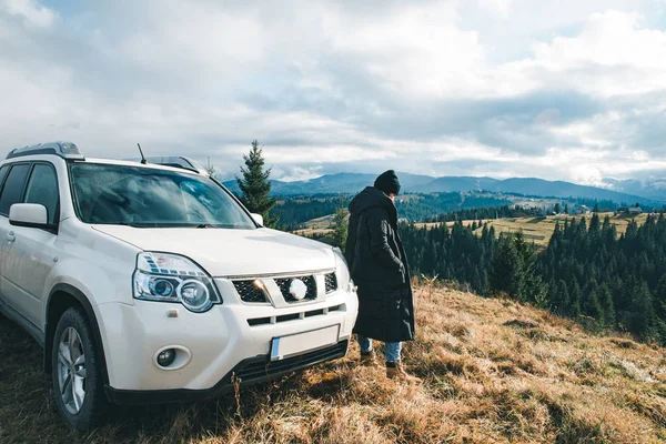 Mujer Pie Cerca Coche Suv Colina Pico Mirando Hermosa Vista — Foto de Stock