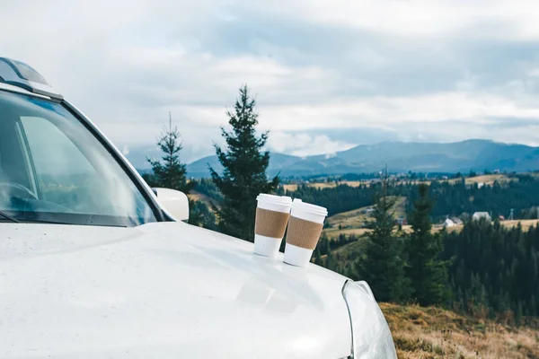 Autó Közelről Motorháztető Hegyek Háttérben Két Kávéscsészét Autóval Történő Utazás — Stock Fotó