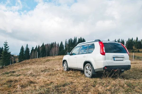 Witte Suv Auto Top Van Heuvel Bergen Achtergrond Bewolkt Weer — Stockfoto