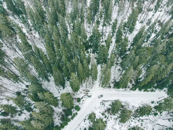 Vista Aerea Suv Auto Nella Foresta Invernale Innevata Concetto Viaggio — Foto Stock