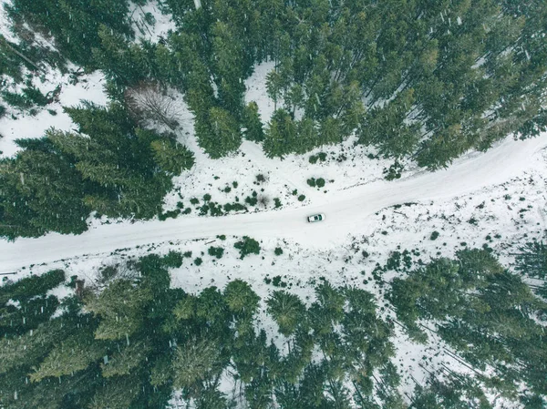 Vista Aerea Suv Auto Nella Foresta Invernale Innevata Concetto Viaggio — Foto Stock