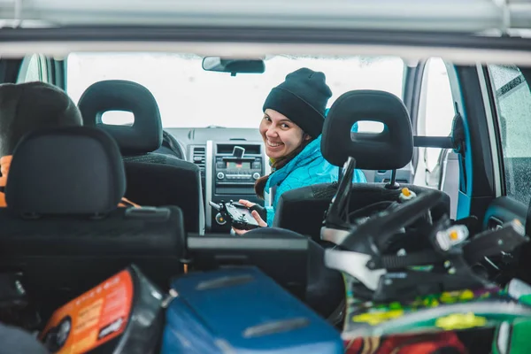 Lächelnde Frau Auto Snowboard Kofferraum Roadtrip — Stockfoto