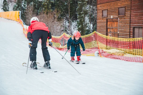 Bukovel Ucrânia Dezembro 2018 Pequeno Garoto Esquiando Uma Colina Nevada — Fotografia de Stock