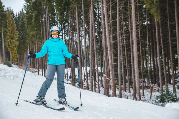 Joven Mujer Adulta Esquiando Actividad Deportiva Invierno Espacio Copia — Foto de Stock