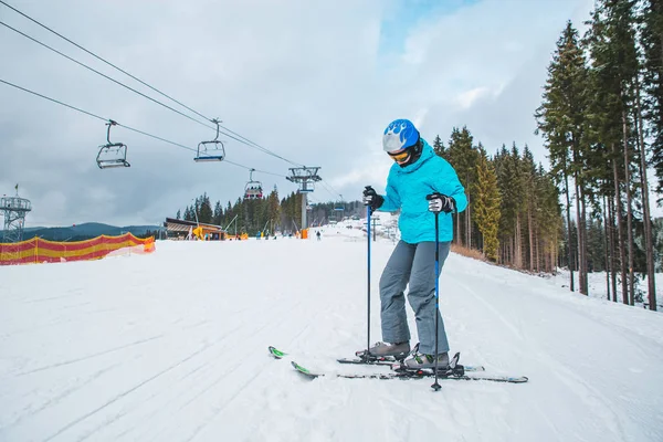 Jeune Femme Adulte Ski Colline Enneigée Blanche Avec Ascenseur Sur — Photo