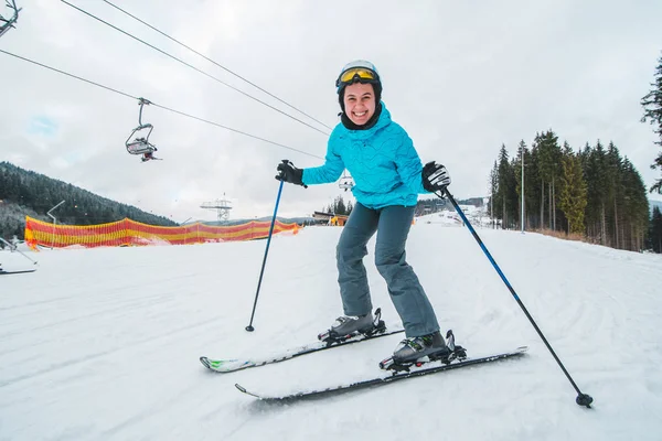 Brede Engel Foto Van Skiën Lachende Jonge Volwassen Vrouw Heffen — Stockfoto