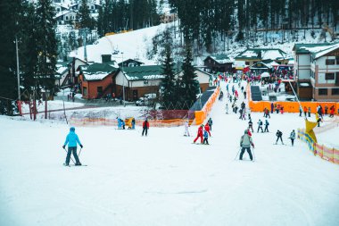 Bukovel, Ukrayna - 9 Aralık 2018: kar yağdı tepeden Kayak insanlar. kış spor aktivitesi. tatil kavramı