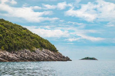 cliff sahil ile deniz manzaralı. yaz tatil kavramı