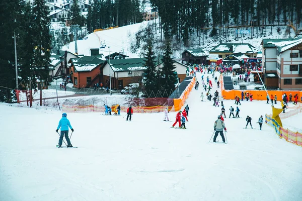 Boekovel Oekraïne December 2018 Mensen Skiën Vanaf Gesneeuwde Heuvel Winter — Stockfoto