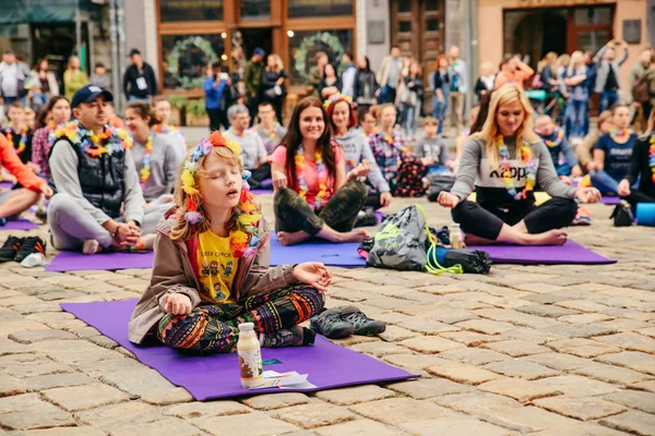 Lviv Ukrayna Haziran 2018 Lviv Yoga Gün Şehir Merkezinde Insanların — Stok fotoğraf