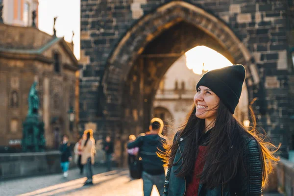 Vrouw Staand Bij Zonsopgang Karelsbrug Praag Kopie Ruimte — Stockfoto