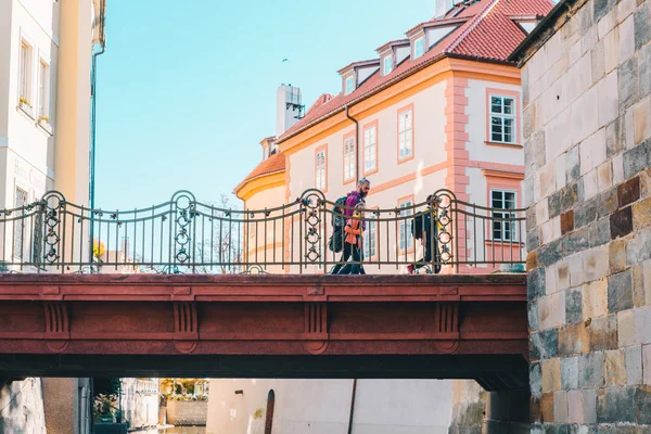 Πατέρας Παιδιά Στη Γέφυρα Περπατώντας Κάπου Στην Λαμπρή Φθινοπωρινή Ημέρα — Φωτογραφία Αρχείου