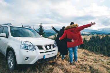 Holding ve güzel dağ görünümlü çift görüntüleyin. Araba yol seyahat etmek. Turizm kavramı
