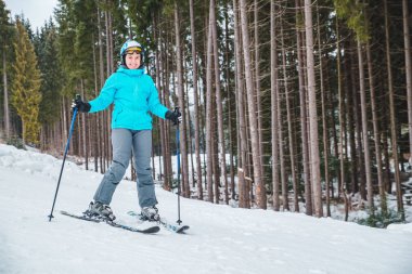Kayak Genç Yetişkin kadın. kış spor aktivitesi. kopya alanı