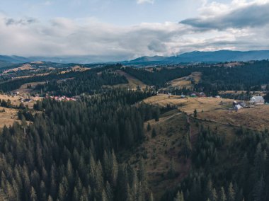 bulutlu havalarda hava görünümünü Karpat Dağları'nın. manzara