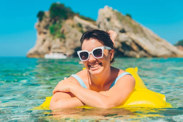 Junge Hübsche Frau Einer Gelben Aufblasbaren Matratze Sommerferien — Stockfoto