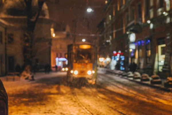 乌克兰利沃夫 2018年2月3日 公共交通 有轨电车在欧洲城市的中心在暴风雪 冬季时间 — 图库照片
