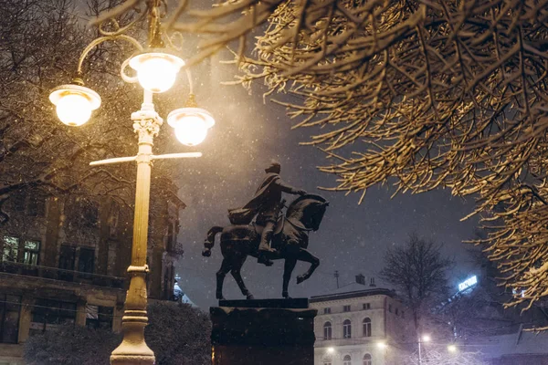 Силуэт Статуи Ночью Возле Городского Света Зима — стоковое фото
