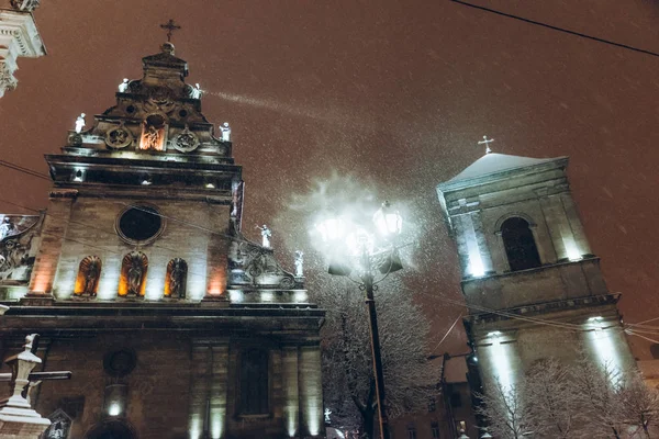 Христианская Церковь Ночное Время Снегопаде Старая Европейская Архитектура — стоковое фото