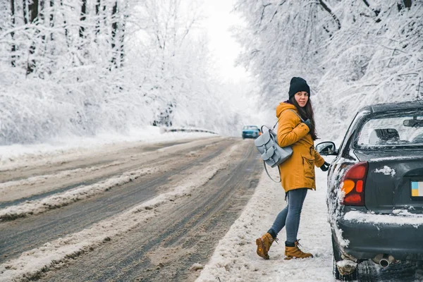 Joven Bonita Mujer Abriendo Aparcado Puerta Del Coche Carretera Tormenta — Foto de Stock