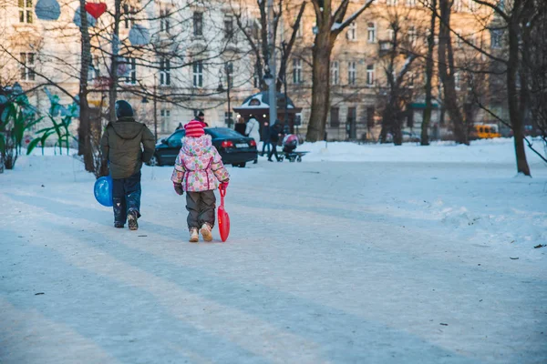Два Маленьких Ребенка Играют Зимнем Городском Парке Санями Детство — стоковое фото