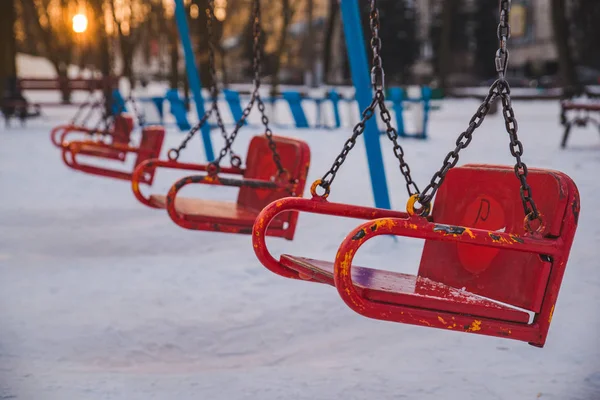 Kind Schaukelt Bei Sonnenuntergang Stadtpark Niemand — Stockfoto