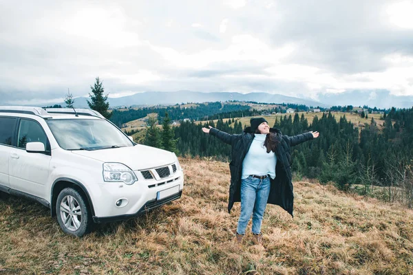 Mujer Pie Cerca Coche Suv Colina Pico Mirando Hermosa Vista — Foto de Stock