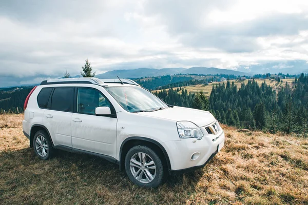 Coche Suv Blanco Cima Las Montañas Colina Tiempo Nublado Fondo — Foto de Stock