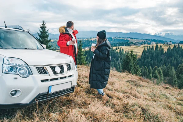 Pareja Tomando Café Para Cima Colina Cerca Coche Con Hermosa — Foto de Stock