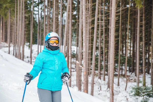 Jonge Volwassen Vrouw Skiën Witte Gesneeuwde Heuvel Met Lift Achtergrond — Stockfoto