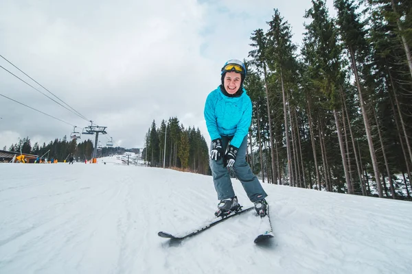 Geniş Melek Resmi Kayak Gülümseyen Genç Yetişkin Kadın Arka Plan — Stok fotoğraf