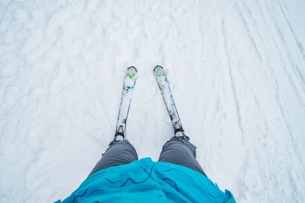 Widok Pierwszoosobowy Jazda Nartach Aktywność Sportowa Zimowa Zewnątrz Wakacje — Zdjęcie stockowe