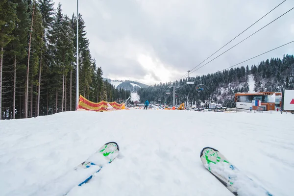 Ski Run Close Montanhas Nevadas Fundo Atividade Desportiva Inverno — Fotografia de Stock